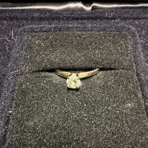 Diamond solitaire ring 14K gold setting